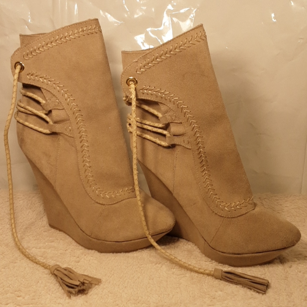 Fringe, Light Gray Wedge Boot Heel By Colin Stuart